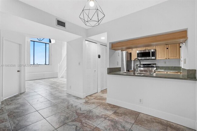 Building Photo - 15549 N Miami Lakeway