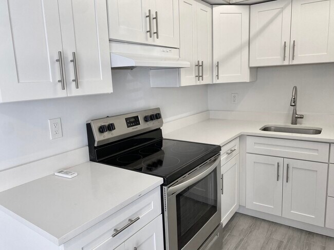 Building Photo - 4901 NE 26th Ave