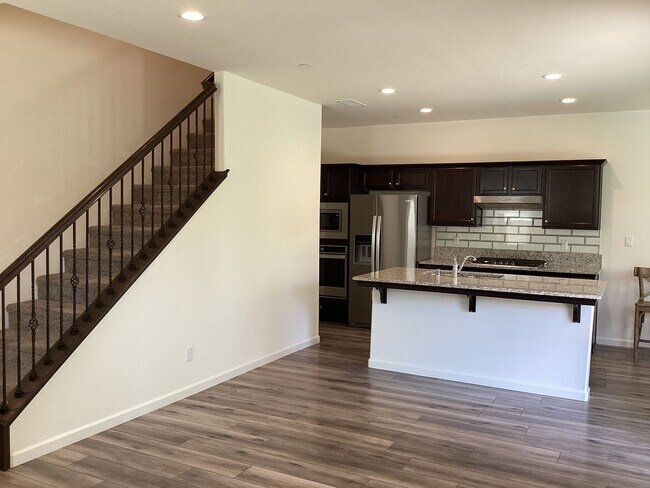 Building Photo - 2573 Daisy Dr