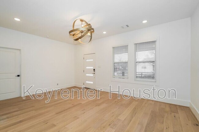 Building Photo - 231 Grace St