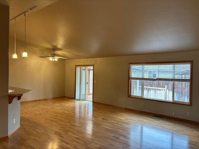 Building Photo - Desirable one Level Home in SW Redmond!