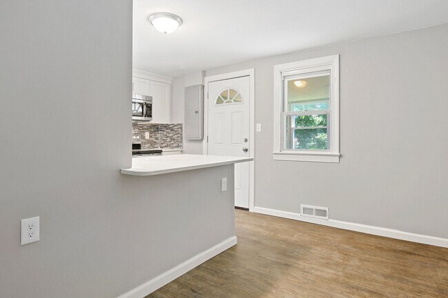 Building Photo - Coming Soon! Spacious 3 Bedroom, 1 Bath Ho...