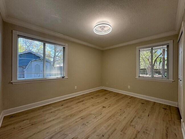 Building Photo - Gorgeous 5 Bedroom Pool Home in Ormond