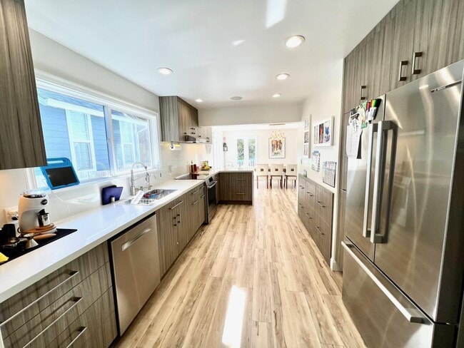 Building Photo - 714 Rockaway Beach Ave