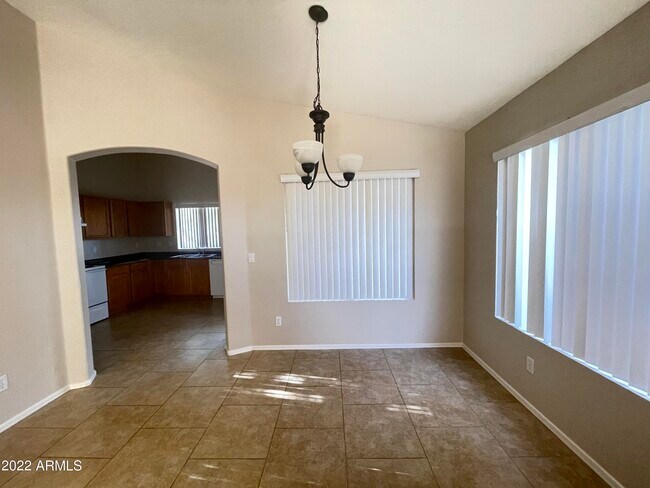 Building Photo - 4004 S Summer Ct