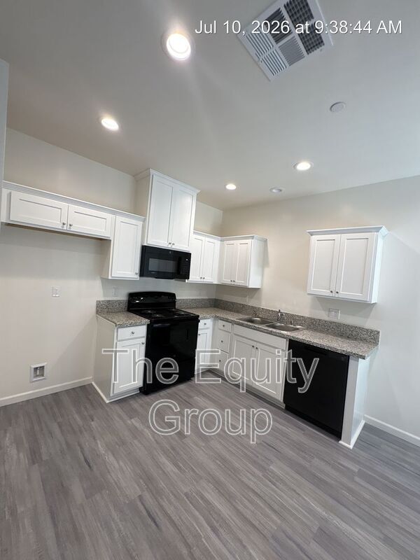Building Photo - 735 S Pinkham St
