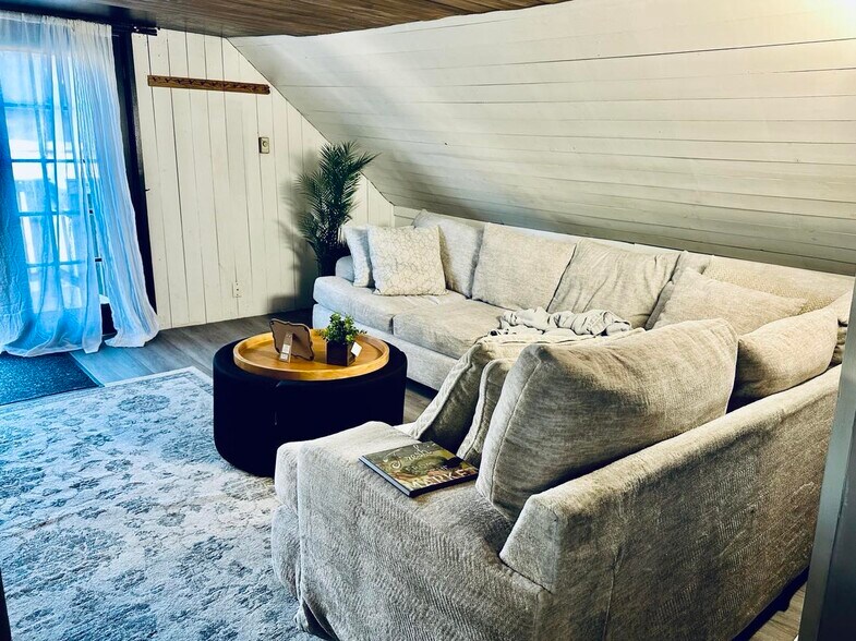 Building Photo - 167 Broadway