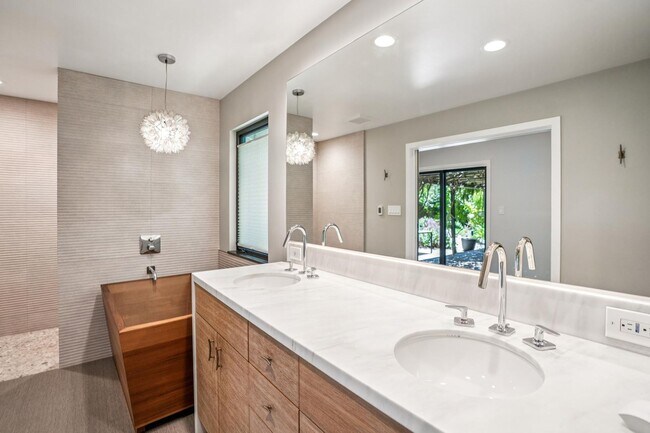 Building Photo - Renovated Linfield Oaks Retreat with Private Garden and Guest Studio