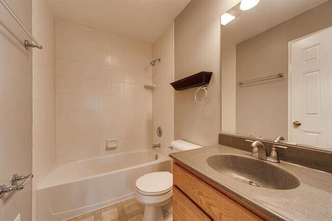 Building Photo - 3 Meadow Lane, Oakwood Hills, IL, 60013