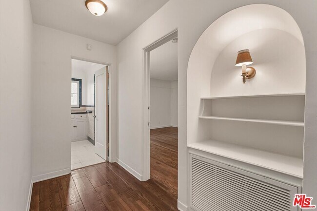 Building Photo - 147 S Poinsettia Pl