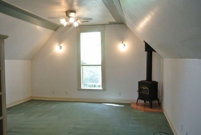Building Photo - Bright and Spacious Second Story One-Bedroom Apartment in Prime Location!