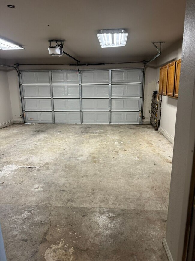 Building Photo - Charming 3 Bed / 2 Bath Home in Coweta – Spacious Lot + Creek Access!