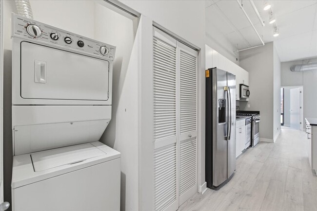 Building Photo - 740 W Fulton St