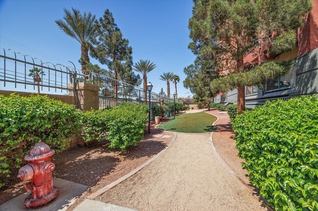 Building Photo - Sought after Park Avenue Condominiums/Top Floor Three Bedroom