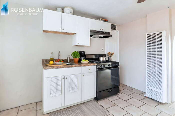 Building Photo - 302 W Flores St