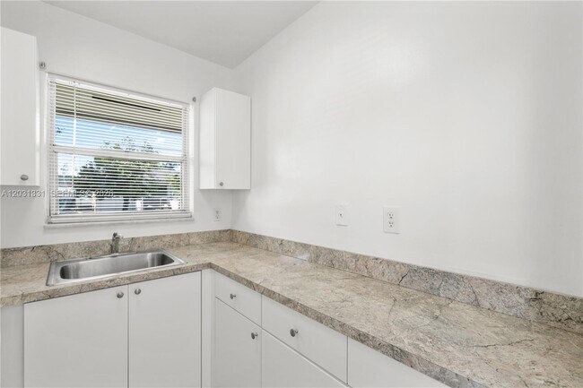 Building Photo - 856 SW 10th St