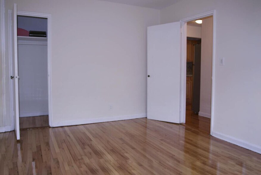 bedroom - 6448 Booth St