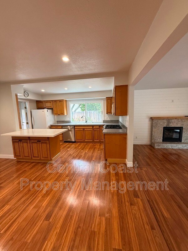 Building Photo - 9465 Valley Oak Way