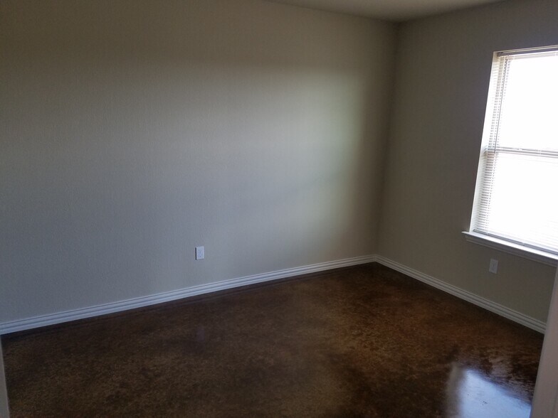 Building Photo - 127 Crossfire Ct