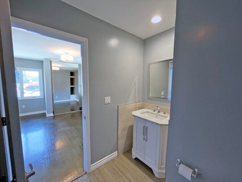 Building Photo - 402 S Robertson Blvd