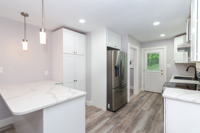 Building Photo - 3 Bedroom 2 Bath beautiful newly remodeled...