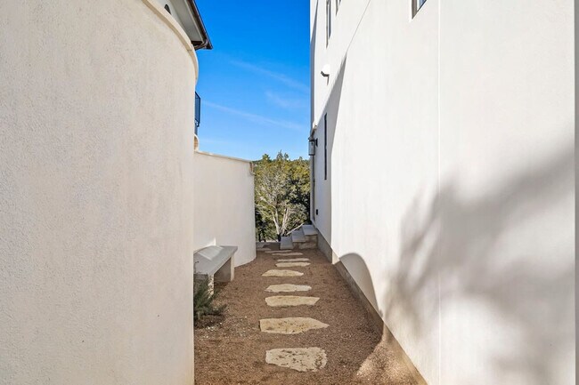 Building Photo - 2701 Bumble Bee Dr