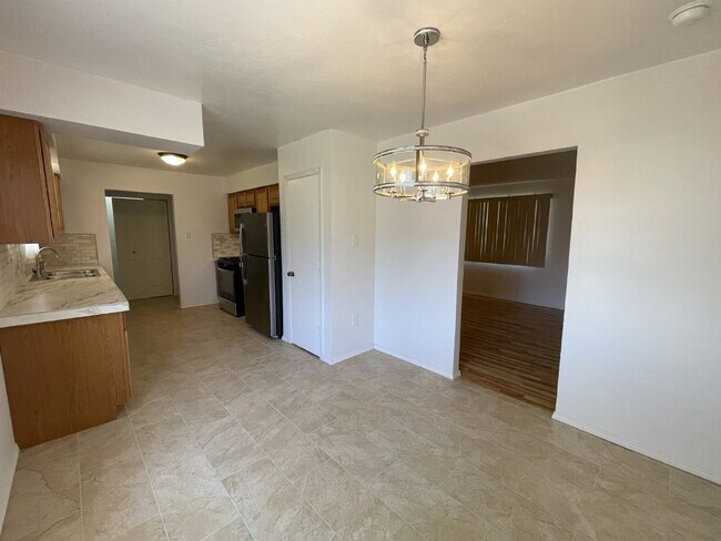 Building Photo - Room to Spread Out! South Valley 3bd on a ...