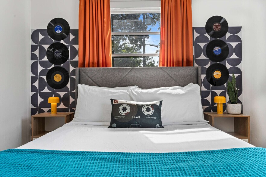 Building Photo - 260 NE 45th St