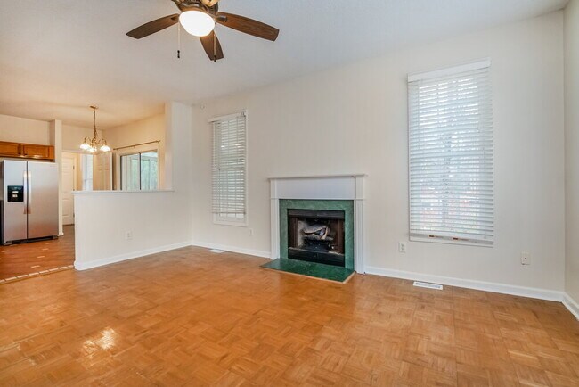 Building Photo - 813 Hanska Way