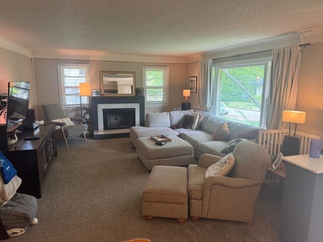 Building Photo - Updated 4 BR / 3 BA SFH w/ Hdwd Flrs, Sunny Porch, 2-car Garage in Robbinsdale!