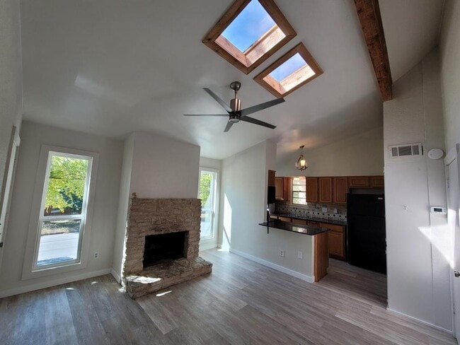 Building Photo - 104 W 35th St