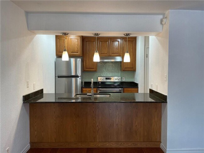 Building Photo - 6501 E Hill Dr