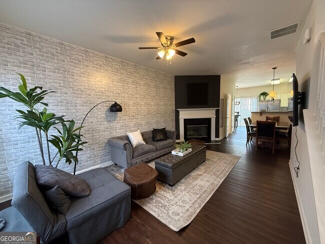 Building Photo - 1524 Cove Creek Cir