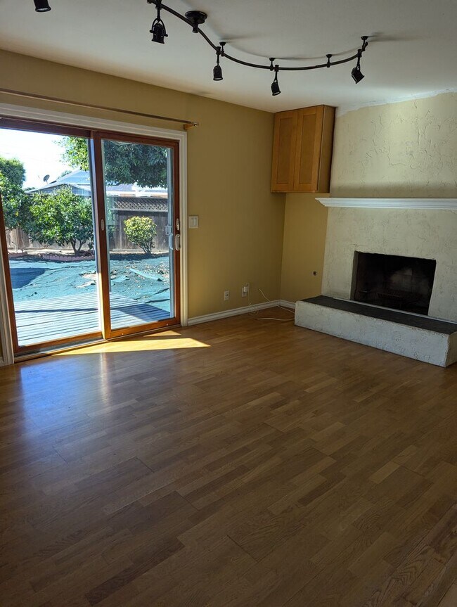 Building Photo - 3 Bedroom 2 Bathroom Home In San Diego