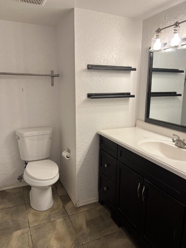 Building Photo - 4848 N Woodmere Fairway