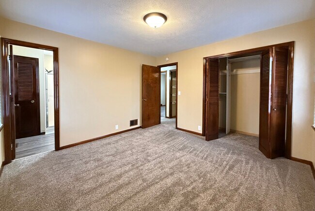 Building Photo - Spacious 4 Bedroom Home + Garage, Fenced Backyard & Bonus Lower Level