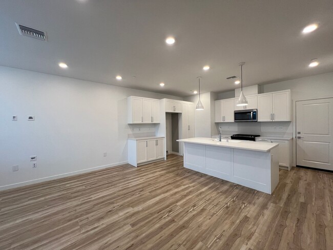 Building Photo - Gorgeous *BRAND NEW* Townhome in Midtown V...