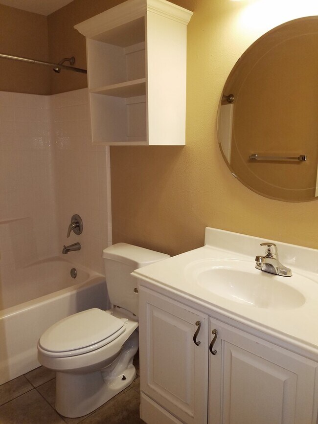 Building Photo - Lindale-Charming 2 Bedroom, 2 Bath House w/Garage!