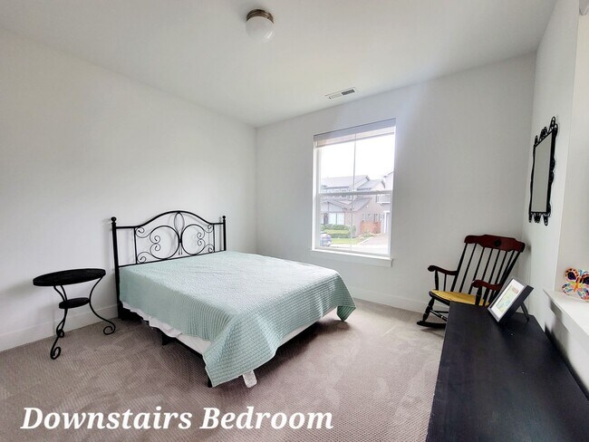 Building Photo - Spacious, Modern and Immaculate 4 bedroom, Convenient Location in Poulsbo
