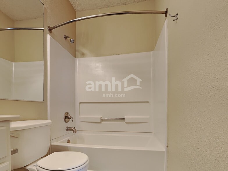 Building Photo - 10884 Roundtree Rd