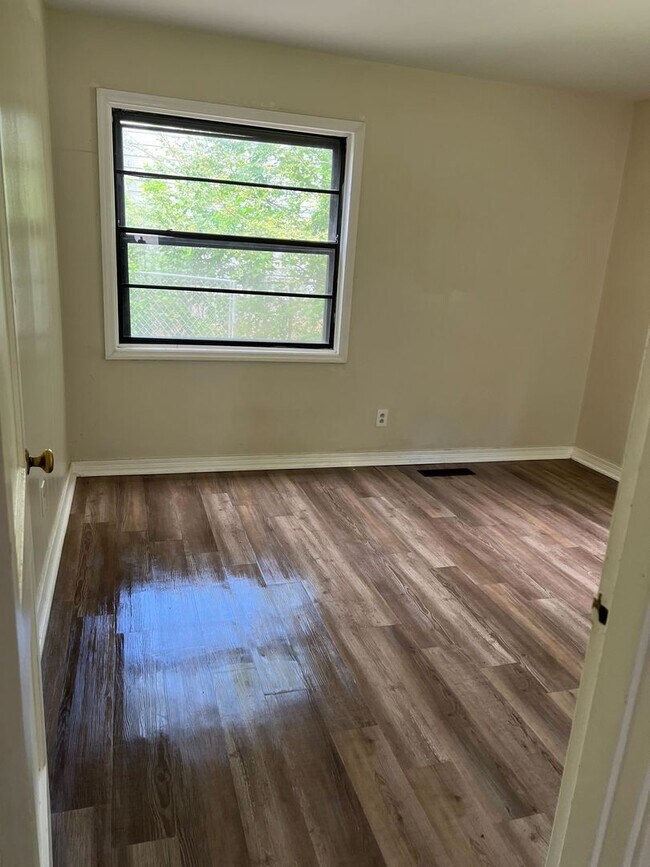 Building Photo - Cozy 2BR/1BA Home with Fireplace & Spacious Living Area