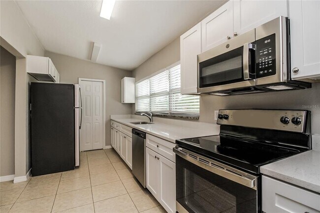 Building Photo - 6007 Oakcrest Cir