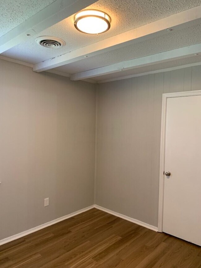 Building Photo - Located in McDuffie Woods Subdivision