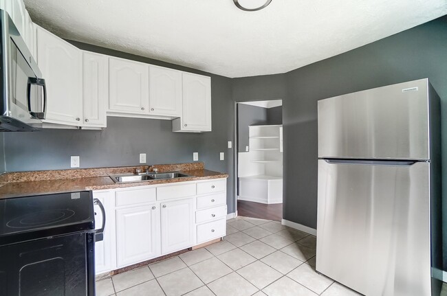 Building Photo - Two Bedroom, Two Bath in Dayton!