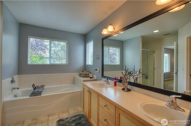 Building Photo - 3 Bedroom Maple Valley Home