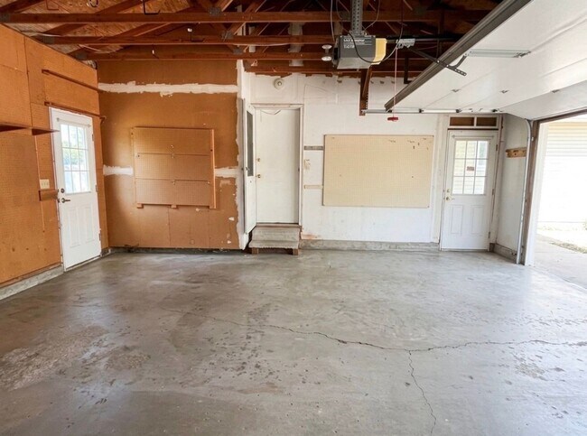 Building Photo - 106 Merlin Cir
