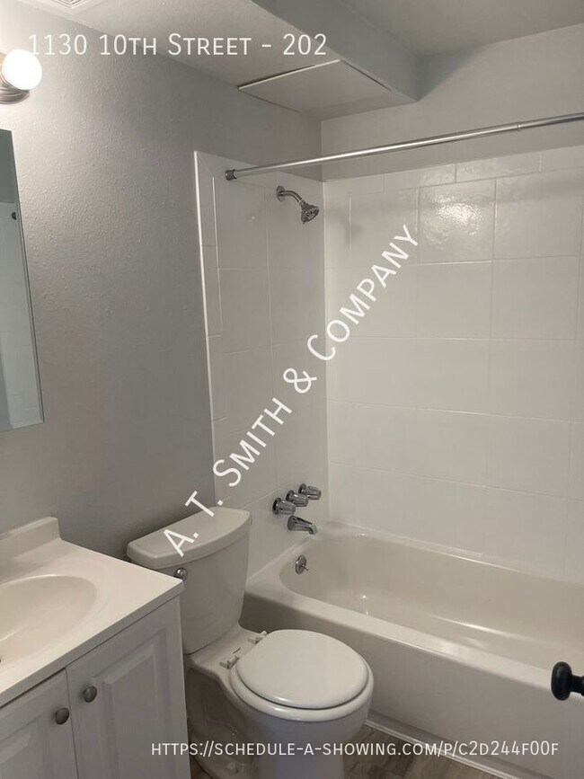 Building Photo - Two Bedroom Apartment in the Heart of Down...
