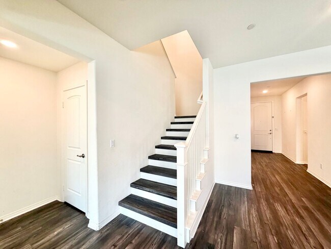 Building Photo - Spacious Heritage Lake Home with Solar & Main-Level Primary Suite