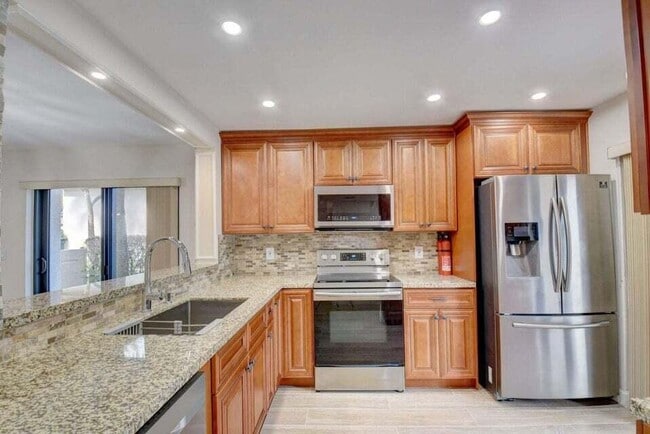 Building Photo - 400 Club Cir