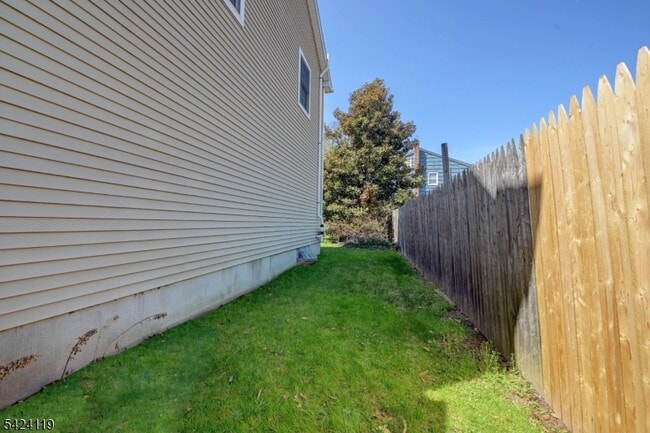 Building Photo - 31 Ashwood Ave